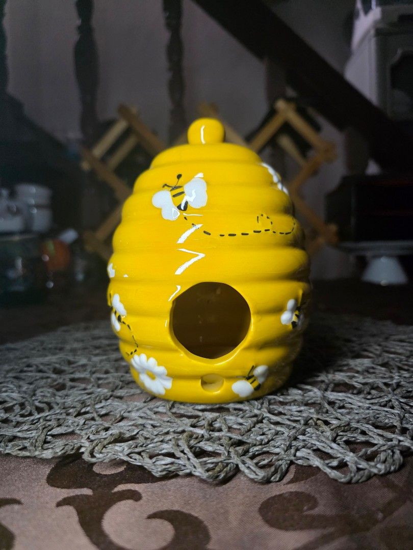 Ceramic Beehive Honey Pot with Bees and Daisies (Category: Vases & Decorative Bowls) located in Zamboanga. Submitted by lunavinum (Listing ID 1464968134, Image 1). Description: Ceramic Beehive approx meas: 7 inches height condition: paint chip at the back, please view images 480.