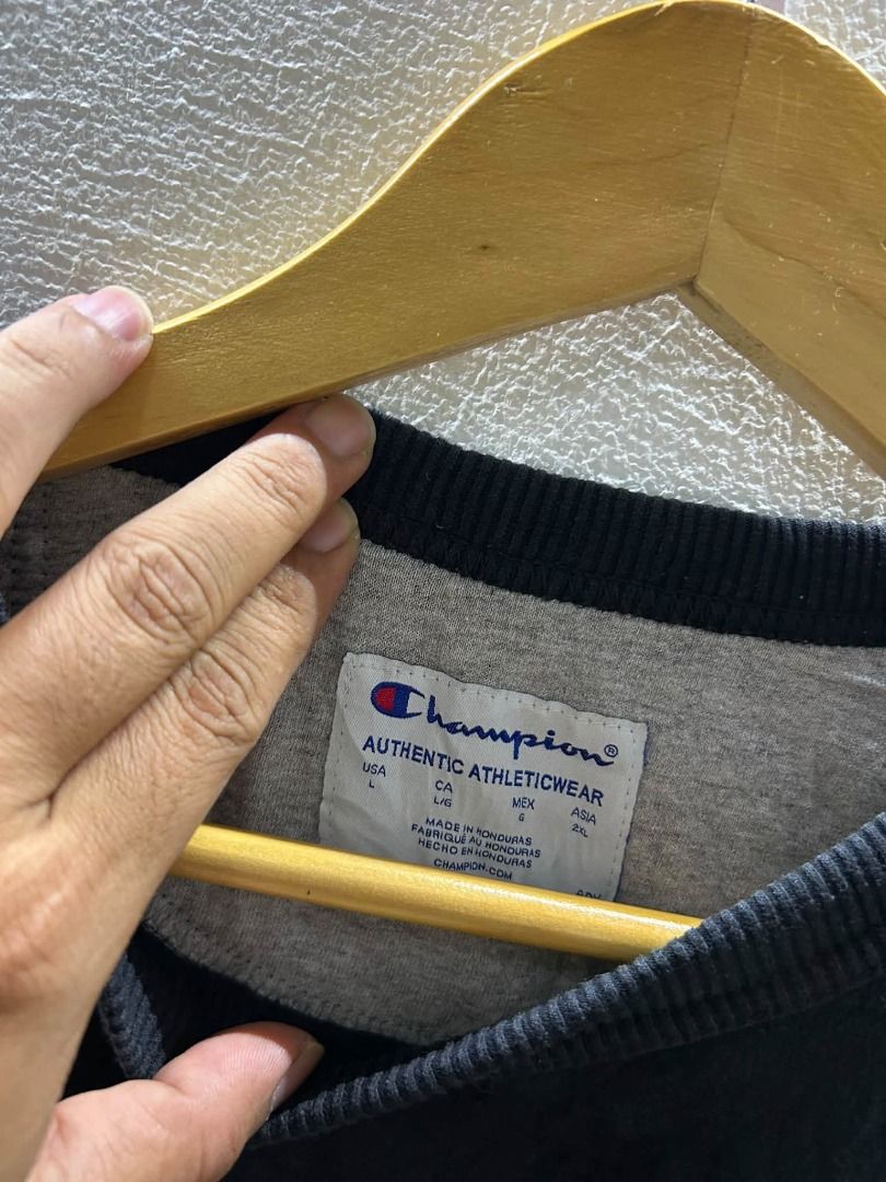 CHAMPION (Category: Coats, Jackets and Outerwear) located in Caloocan City. Submitted by j3ngsanity (Listing ID 1464896422, Image 3). Description: NO ISSUE.