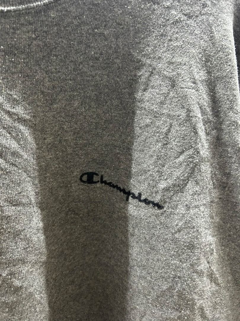 CHAMPION CREW NECK (Category: Coats, Jackets and Outerwear) located in Caloocan City. Submitted by j3ngsanity (Listing ID 1464899393, Image 3). Description: ISSUE : LINTS DIMES : 27.5x28.5.