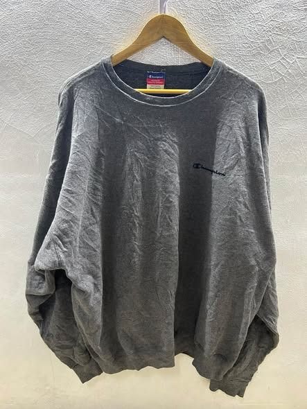 CHAMPION CREW NECK (Category: Coats, Jackets and Outerwear) located in Caloocan City. Submitted by j3ngsanity (Listing ID 1464899393, Image 1). Description: ISSUE : LINTS DIMES : 27.5x28.5.