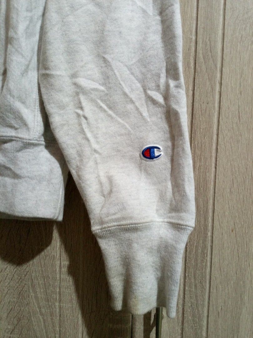 Champion Reverse Weave Stanford Sweatshirt (Category: Coats, Jackets and Outerwear) located in Manila. Submitted by genitereym17524 (Listing ID 1464856699, Image 3). Description: - dimes w-22 L27.2 Brand: Champion Reverse Weave - Color: Light grey with red Stanford tackle twill lettering - Size: Small - Details: Classic embroidered logo patch on left wrist - Origin: Made in El Salvador - Condition: Excellent, pre-loved.