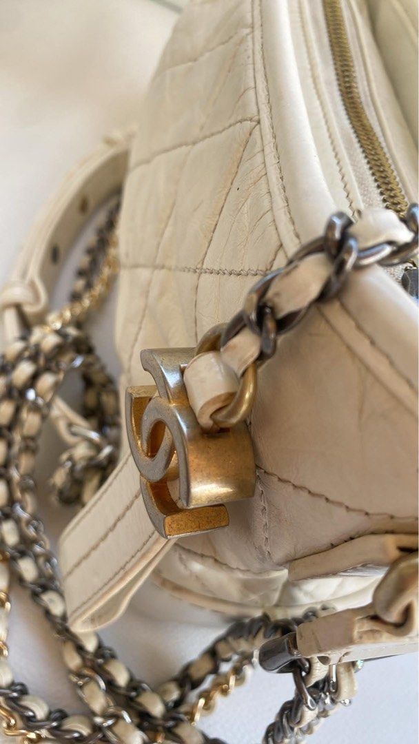 Chanel (Category: Luxury Accessories) located in Murcia. Submitted by cool.jacquelinebatilaran (Listing ID 1464818358, Image 3). Description: May mga rubs .