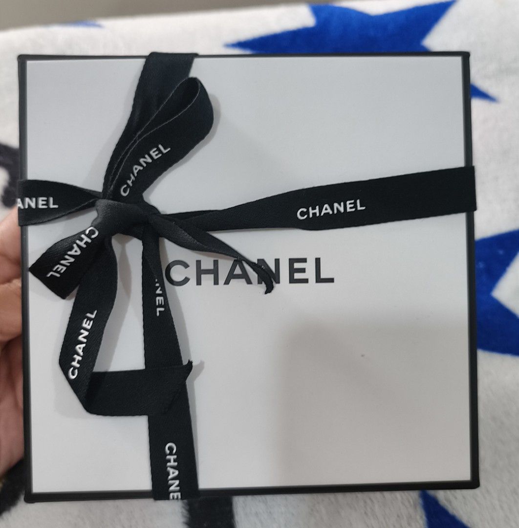 Chanel Chance Eau Splendide Eau de Parfum 3.4 fl oz (Category: Fragrance & Deodorants) located in Manila. Submitted by gonzalessa43676 (Listing ID 1464772042, Image 3). Description: - Brand: Chanel - Item: Chance Eau Splendide Eau de Parfum - Size: 3.4 fl oz / 100ml - Condition: Slightly Used - Packaging: Includes iconic round glass bottle with purple juice, pink outer box with gold lettering, and the signature white presentation box tied with a 