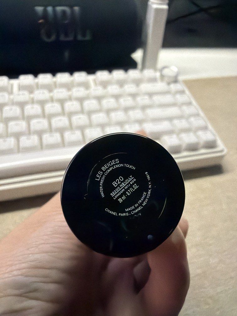 Chanel Les Beiges Complexion Touch (Category: Makeup) located in Bulacan. Submitted by karisma_noverra (Listing ID 1464910348, Image 2). Description: 80 percent left B20 Dark on me.