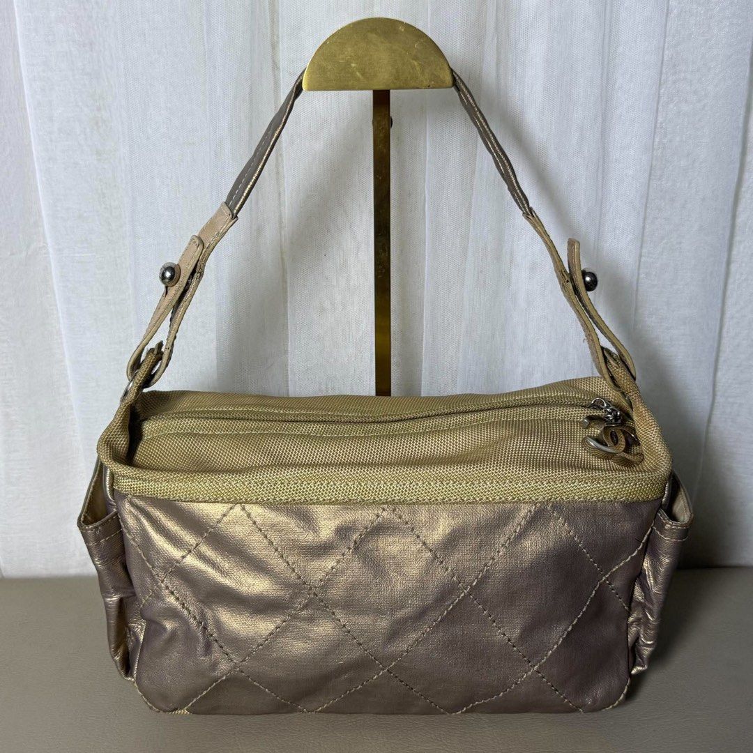 Chanel Quilted Metallic Gold Shoulder Bag (Category: Luxury Bags & Wallets) located in Madrid. Submitted by jhunaceee (Listing ID 1464893215, Image 2). Description: 💯Authentic Sign of use only Bag only.
