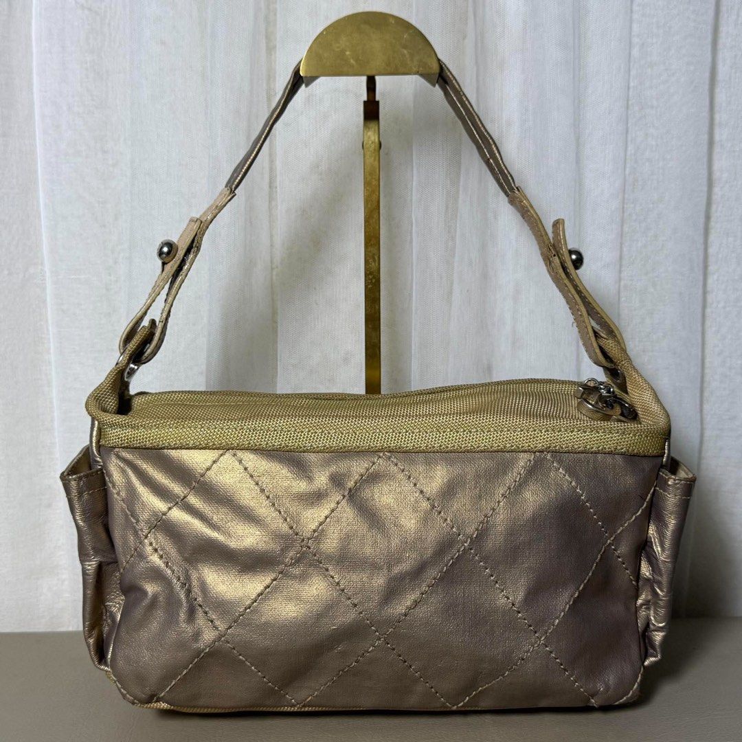 Chanel Quilted Metallic Gold Shoulder Bag (Category: Luxury Bags & Wallets) located in Madrid. Submitted by jhunaceee (Listing ID 1464893215, Image 1). Description: 💯Authentic Sign of use only Bag only.