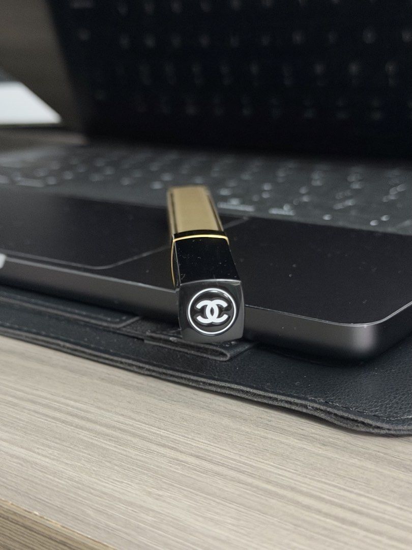 Chanel Rouge Coco Gloss 712 (Category: Makeup) located in Manila. Submitted by karminareyes123 (Listing ID 1464921399, Image 2). Description: - Brand: Chanel - Product: Rouge Coco Gloss - Shade: 712 - Size: 5.5g / 0.19 oz - Origin: Made in France - Packaging: Classic black cap with white interlocking CC logo, clear tube showing golden shimmer - Applicator: Standard wand - 100% authentic and well-maintained.