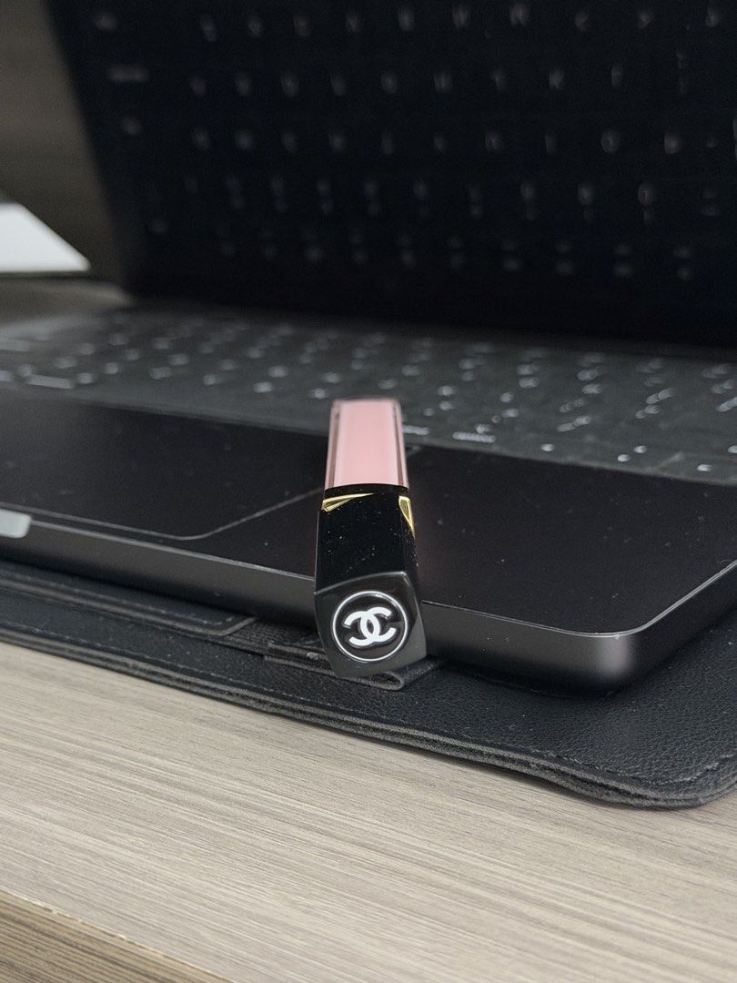 Chanel Rouge Coco Gloss 726 (Category: Makeup) located in Manila. Submitted by karminareyes123 (Listing ID 1464921217, Image 2). Description: - Brand: Chanel - Product: Rouge Coco Gloss - Shade: 726 (Gorgeous Pink) - Finish: High Shine - Size: 5.5g / 0.19 oz - Origin: Made in France - Features: Classic packaging with iconic interlocking CC logo on top, clear shade label at the bottom, and standard applicator tube..