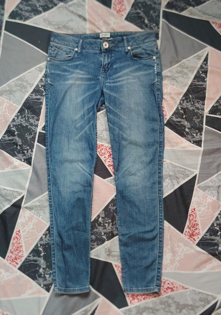 Chevignon France Pants (Category: Jeans) located in San Fernando. Submitted by vincentgomez (Listing ID 1464785621, Image 1). Description: Chevignon France Pants -Authentic -Waistline 33 -Length 38 -Leg Hole 5 -Complete tags -Good Condition La Union 📍.