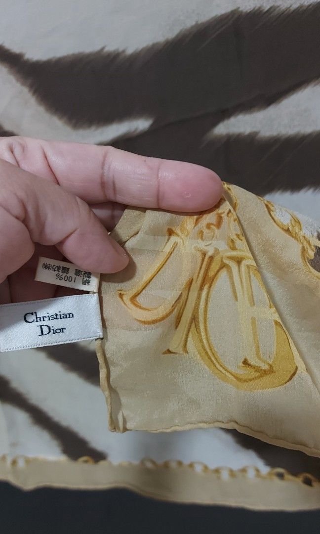 Christian dior long shawl (Category: Scarves) located in Quezon City. Submitted by threetwotwo2ndaccount (Listing ID 1464786040, Image 2). Description: christian dior long shawl with hand tag size: L-68",W-22" issue: may konting stain need labhan as is from japan bawal sa maselan bawal sa barat.