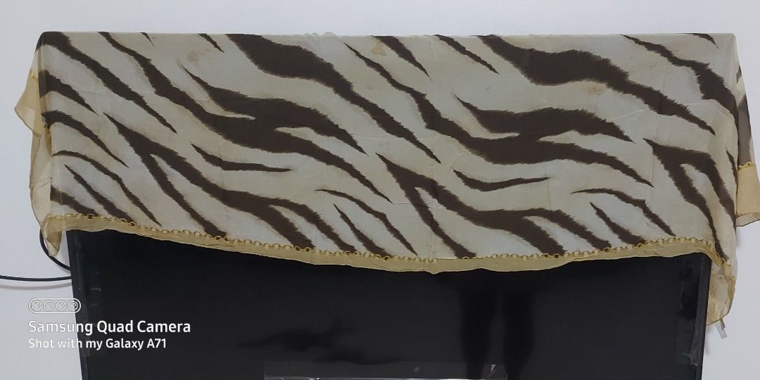 Christian dior long shawl (Category: Scarves) located in Quezon City. Submitted by threetwotwo2ndaccount (Listing ID 1464786040, Image 1). Description: christian dior long shawl with hand tag size: L-68",W-22" issue: may konting stain need labhan as is from japan bawal sa maselan bawal sa barat.