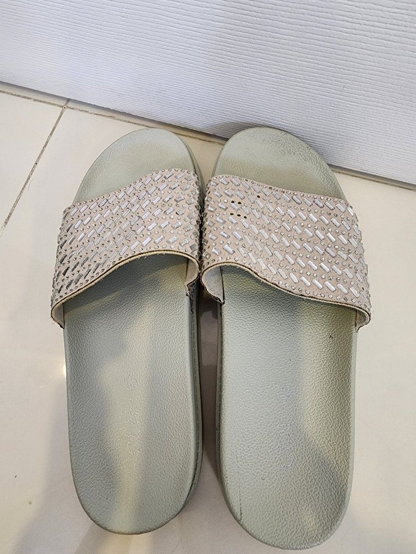 CLN Parquin Slides Size 9 (Category: Flats & Sandals) located in Quezon City. Submitted by pinkyshang (Listing ID 1464903642, Image 3). Description: - Brand: CLN Parquin Slides Size 9 (Philippine Size) - Style: Slide sandals with slip-on design - Color: Light Gray - Size: 39 (Model JY-239) - Details: Upper strap decorated with sparkly rectangular rhinestones and small gems - Soles: Flat with textured footbeds for added comfort - Condition: 2nd ha