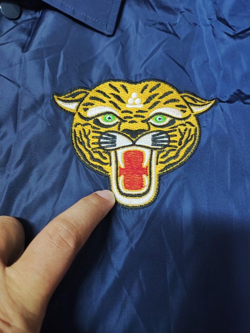 Cloveru tiger x sho watanabe (Category: Coats, Jackets and Outerwear) located in Bacoor. Submitted by silverdeer-ba35 (Listing ID 1464892076, Image 3). Description: forsale Cloveru tiger®️ x sho watanabe Coach jacket navy blue authentic japan made size. Large actual dimes. 26 x 30 as new condition sariwa no issue 6000 lang yours na bacoor cavite location Dm📩 sure buyer..tnxxx.