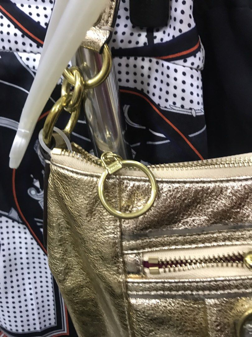 Coach (Category: Shoulder Bags) located in Balete No 2. Submitted by troyesybang (Listing ID 1464948007, Image 3). Description: Like unused nagbakbak lang yun patch sakit ng poppy daw na coach ito Yun patch sa loob ganun din Pero yun leather at hardwares ay parang bago pa Kili bag ito kulay gold na leather Sf to j&t .