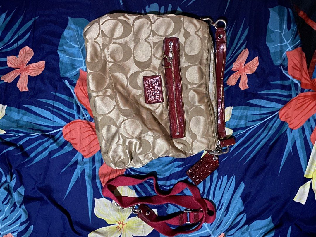 Coach Bag (Category: Tote Bags) located in Manila. Submitted by forestgump4105 (Listing ID 1464791842, Image 1). Description: Model: Coach Poppy/Daisy Signature Hobo Style number: F20064 Color: Khaki/Red (SKHRD / Sv-Khaki Red) Collection: Coach Poppy / Daisy Material: Signature jacquard canvas with patent-leather trim.