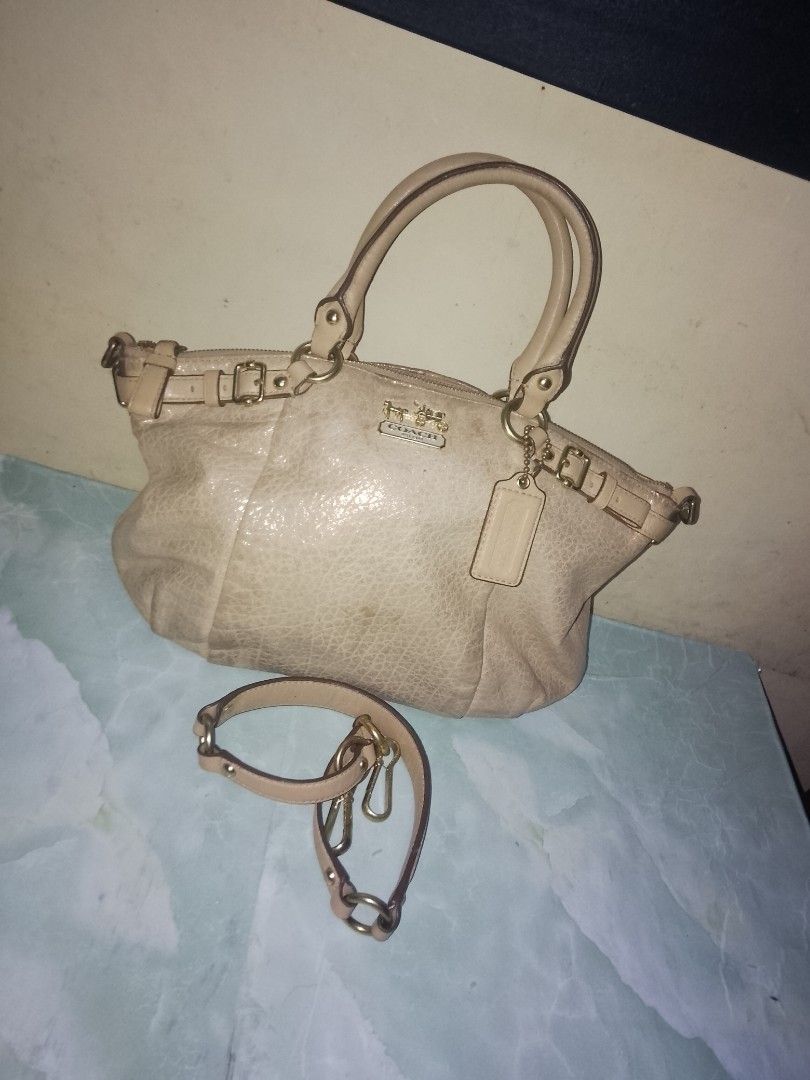 coach chelsea ata to (Category: Shoulder Bags) located in Pasig City. Submitted by indaythirft (Listing ID 1464884652, Image 2). Description: no issues free sf via flash or j&t gold hardware isang beses ko lang nagamit mula nabili.