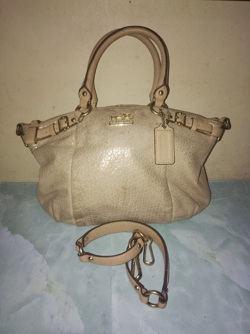 coach chelsea ata to (Category: Shoulder Bags) located in Pasig City. Submitted by indaythirft (Listing ID 1464884652, Image 1). Description: no issues free sf via flash or j&t gold hardware isang beses ko lang nagamit mula nabili.
