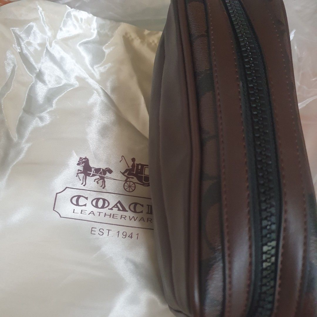 Coach graham crossbody bag (Category: Sling Bags) located in Pateros City. Submitted by doiski (Listing ID 1464829488, Image 3). Description: Coach graham body bag Php3000. Gift by my sister from Hongkong. Rfs: i don't use sling bag or body bag. Not for me. New. With box. Taguig loc. Thank you..