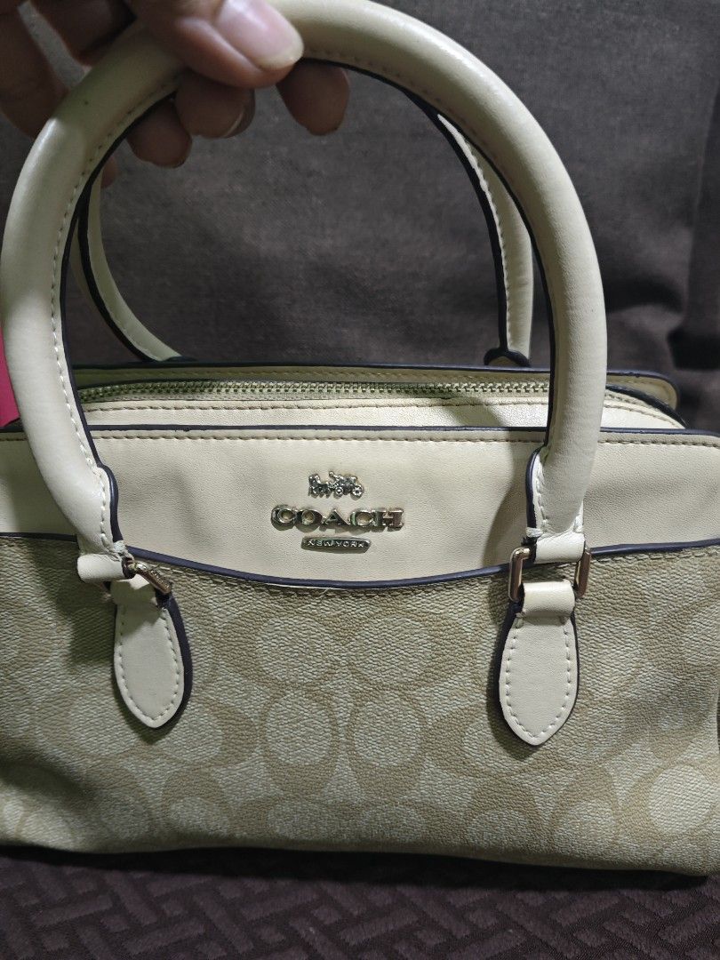 Coach handbag (Category: Luxury Bags & Wallets) located in Pili. Submitted by zaneombao03491 (Listing ID 1464895596, Image 2). Description: .