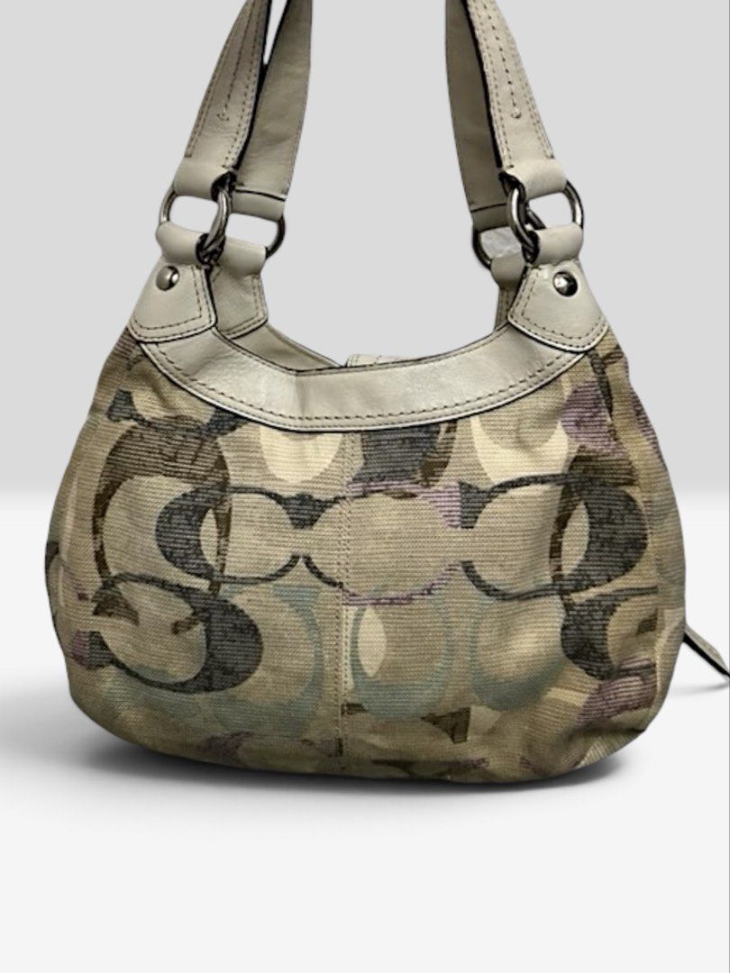 COACH LYNN (Category: Shoulder Bags) located in Bayombong. Submitted by declutterbyriri (Listing ID 1464945460, Image 2). Description: Coach Lynn - needs wash - no issue sa canvas 📍 Nueva Vizcaya .