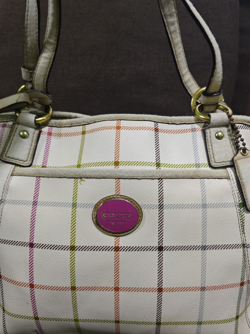 Coach med size tote bag (Category: Luxury Bags & Wallets) located in Pili. Submitted by zaneombao03491 (Listing ID 1464897265, Image 2). Description: .