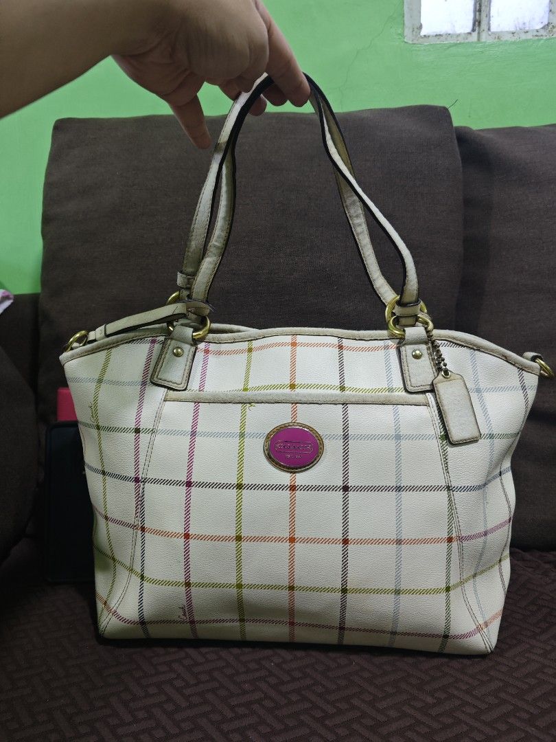 Coach med size tote bag (Category: Luxury Bags & Wallets) located in Pili. Submitted by zaneombao03491 (Listing ID 1464897265, Image 1). Description: .