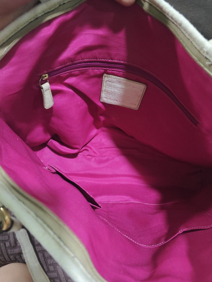Coach med size tote bag (Category: Luxury Bags & Wallets) located in Pili. Submitted by zaneombao03491 (Listing ID 1464897265, Image 3). Description: .