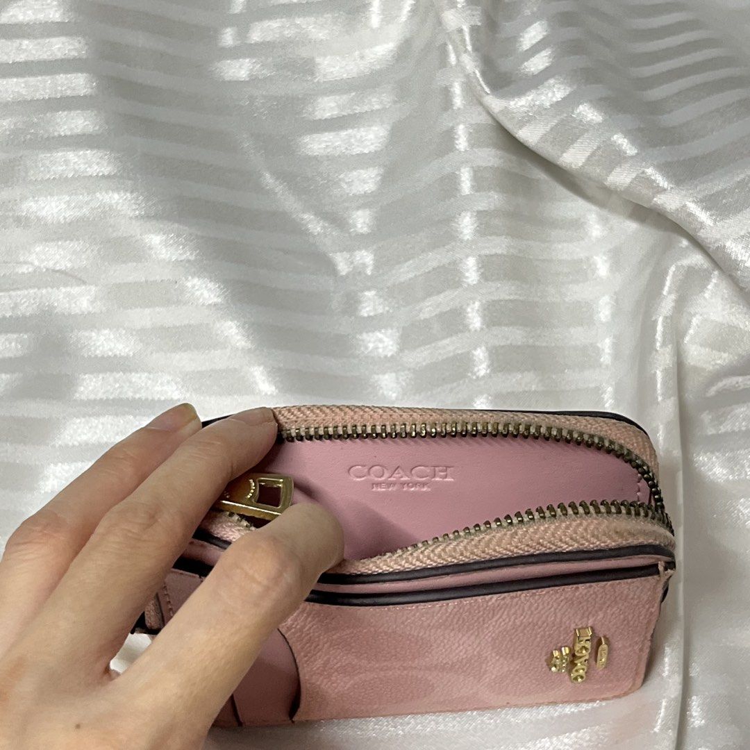 COACH PINK CARD HOLDER WALLET (Category: Wallets & Card holders) located in Manila. Submitted by ave.archives (Listing ID 1464887197, Image 3). Description: NOTE: The wallet is currently unable to zip closed. It was deep-washed once, and afterward the zipper developed some buildup/discoloration. I’m not sure if it is oxidation/rust or residue, so I’m selling it AS IS. The zipper may possibly be repairable or replaceable by a repair shop. Exterior