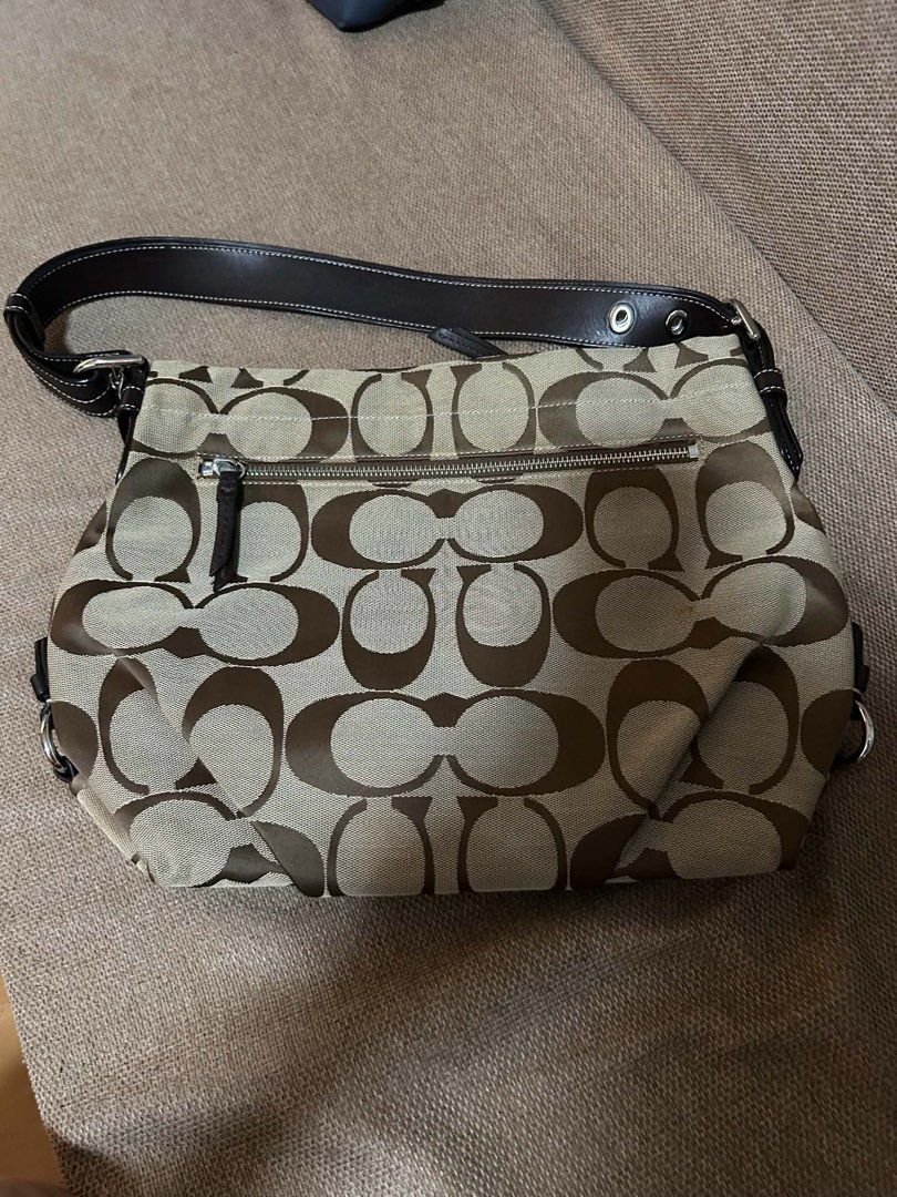 Coach Shoulder bag (Category: Shoulder Bags) located in Manila. Submitted by thriftniyuno (Listing ID 1464856346, Image 2). Description: Large no issue.