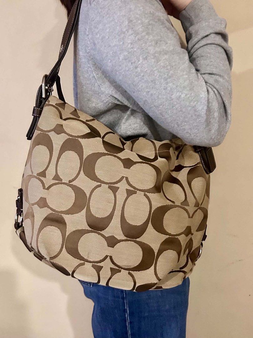 Coach Shoulder bag (Category: Shoulder Bags) located in Manila. Submitted by thriftniyuno (Listing ID 1464856346, Image 1). Description: Large no issue.