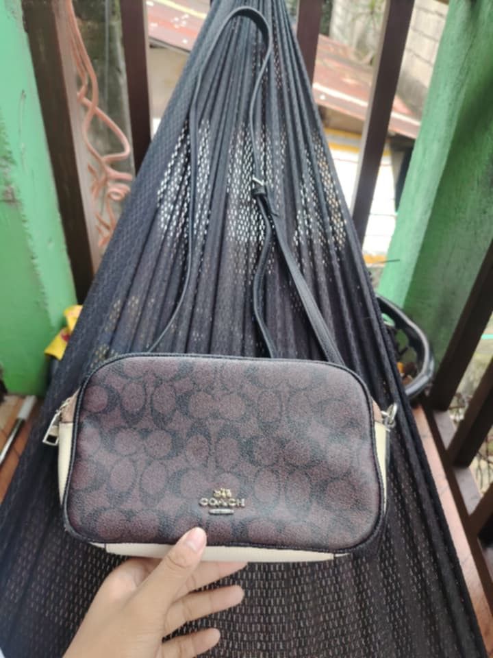 Coach Sling Bag Bag (Category: Luxury Bags & Wallets) located in Caloocan City. Submitted by joksgallery (Listing ID 1464808882, Image 1). Description: pm!.