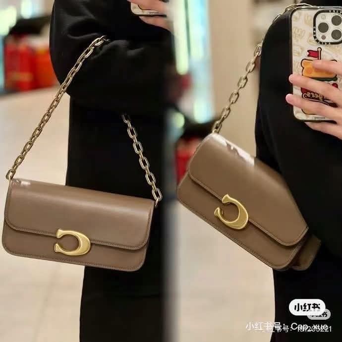 Coach Tabby Chain Clutch Bag (Category: Clutches) located in Manila. Submitted by onlineshopmate (Listing ID 1464943717, Image 2). Description: - Available Colors: Black, Taupe, and Signature Canvas - Dual Straps: Includes a chunky gold-tone link chain and a leather crossbody strap - Closure: Signature 'C' pushlock on the front flap - Design: Structured rectangular shape - Size: Compact yet spacious enough to fit your daily essentials easily.
