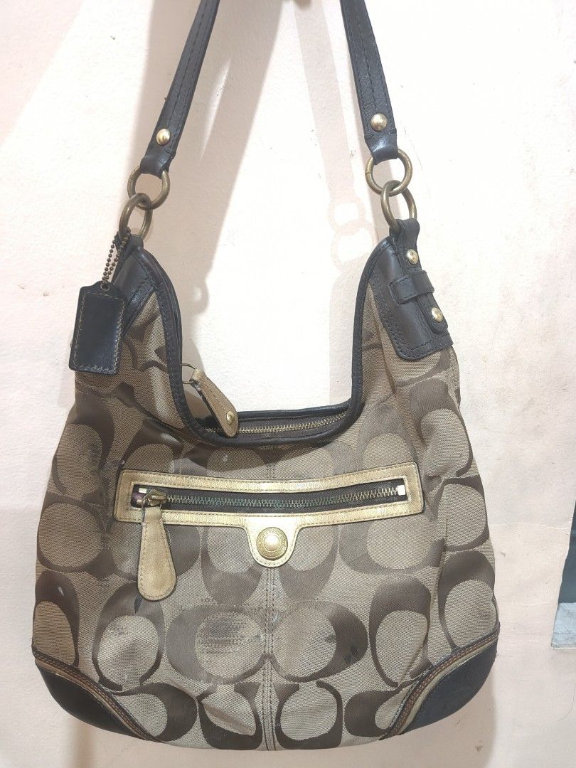Coach Hobo Bag (Category: Shoulder Bags) located in Cebu City. Submitted by mariajossh (Listing ID 1464919153, Image 1). Description: Canvas intact rubber lining main issue is rubs, very (not very visible rfs: declutter.