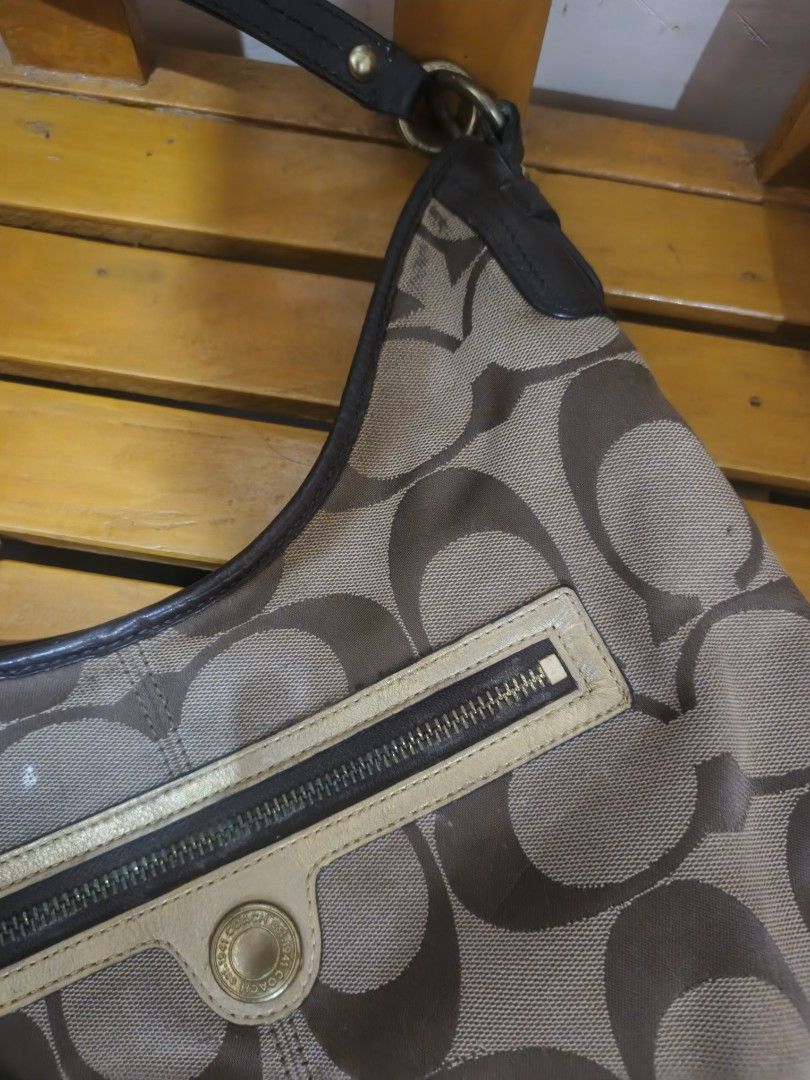 Coach Hobo Bag (Category: Shoulder Bags) located in Cebu City. Submitted by mariajossh (Listing ID 1464919153, Image 3). Description: Canvas intact rubber lining main issue is rubs, very (not very visible rfs: declutter.