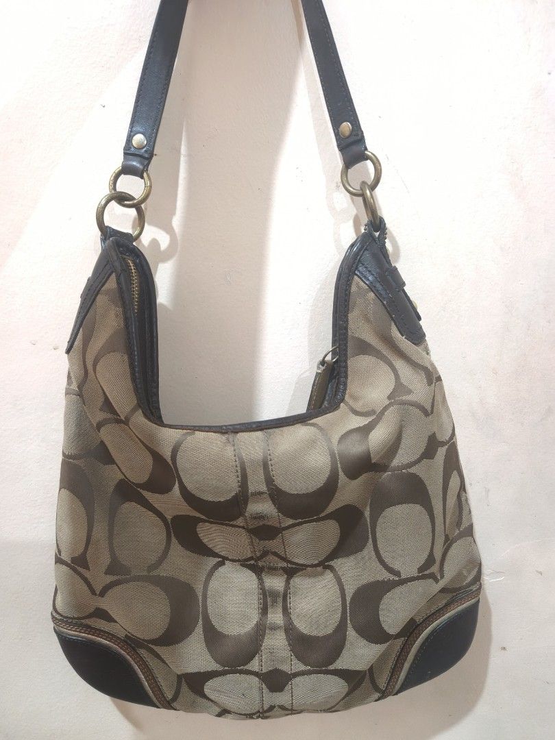 Coach Hobo Bag (Category: Shoulder Bags) located in Cebu City. Submitted by mariajossh (Listing ID 1464919153, Image 2). Description: Canvas intact rubber lining main issue is rubs, very (not very visible rfs: declutter.