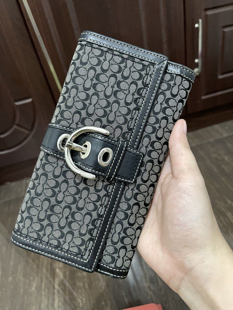 Coach wallet (Category: Luxury Bags & Wallets) located in Cavite. Submitted by BagEra (Listing ID 1464892746, Image 1). Description: .