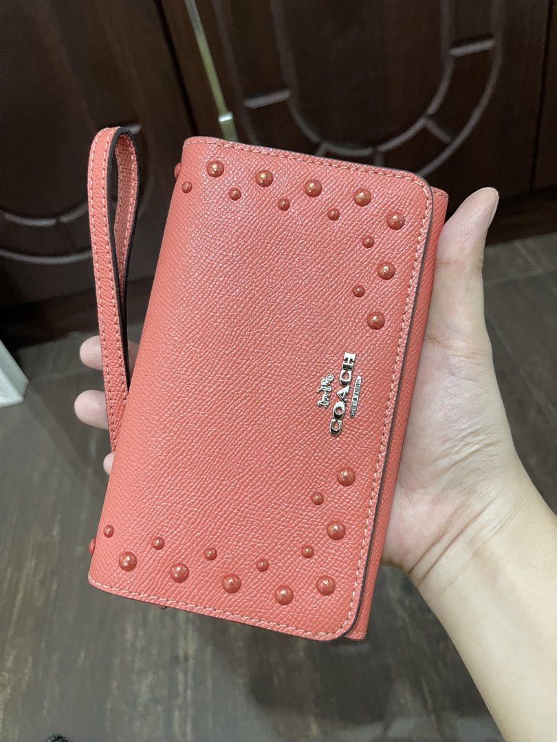 Coach wallet (Category: Luxury Bags & Wallets) located in Cavite. Submitted by BagEra (Listing ID 1464893032, Image 1). Description: .