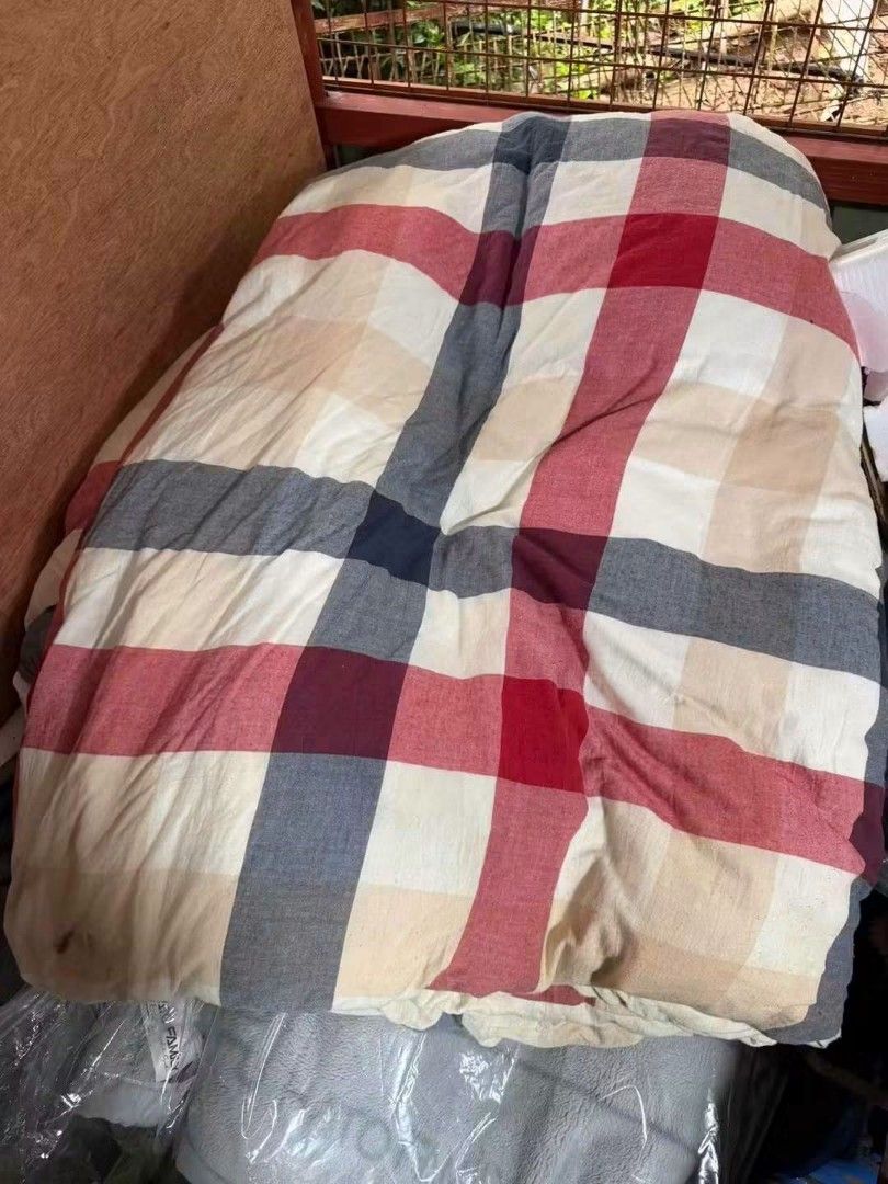 comforter (Category: Bedding & Towels) located in Sablan. Submitted by gongonshelley12 (Listing ID 1464798910, Image 1). Description: BARGAIN SALE 250 only COMFORTER ANLAMBOT PO NETO GOODS NA GOODS 190cm X 160cm.
