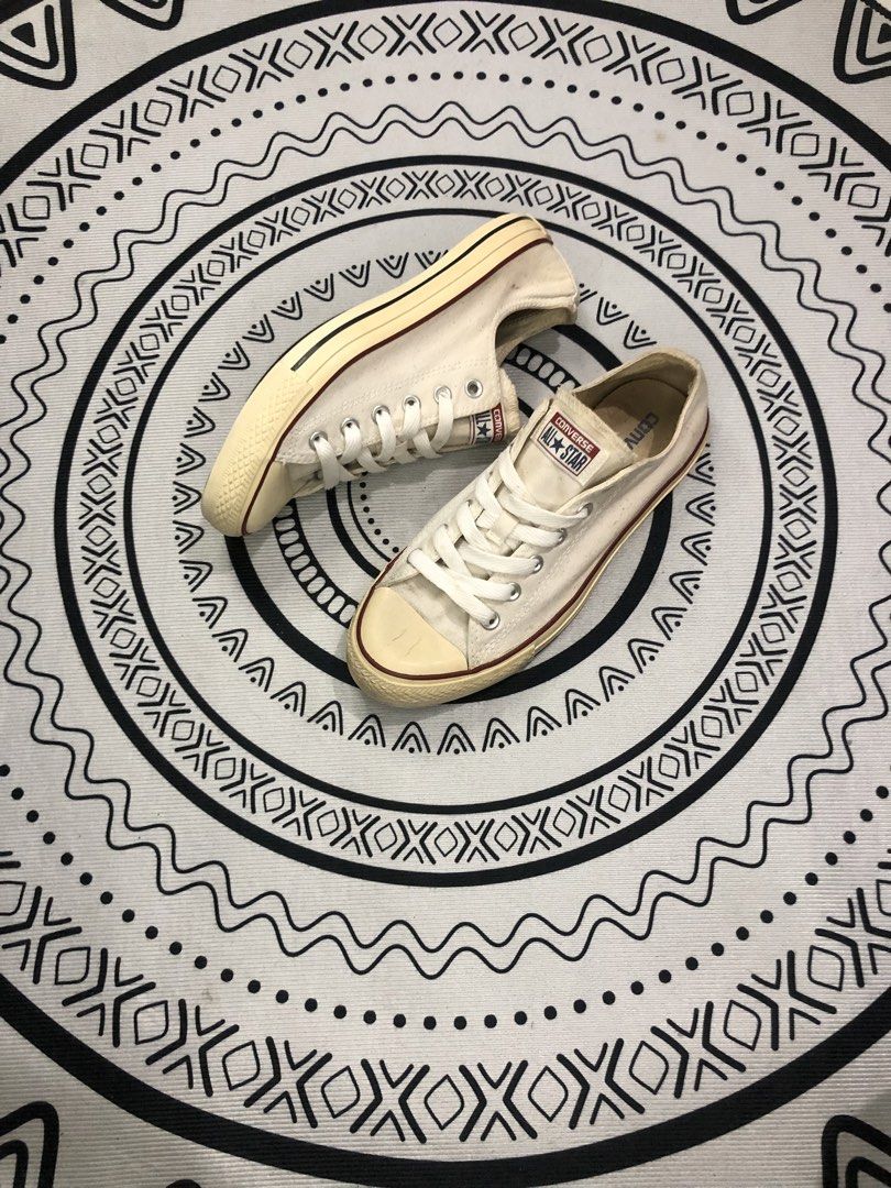 Converse Classic Low 🔥 (Category: Sneakers) located in Quezon City. Submitted by sjts22 (Listing ID 1464934387, Image 2). Description: •In good condition •Sign of usage .