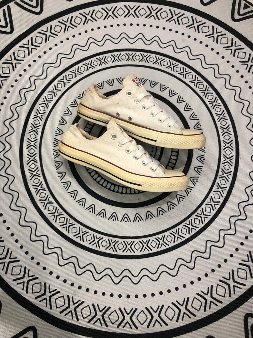 Converse Classic Low 🔥 (Category: Sneakers) located in Quezon City. Submitted by sjts22 (Listing ID 1464934387, Image 1). Description: •In good condition •Sign of usage .