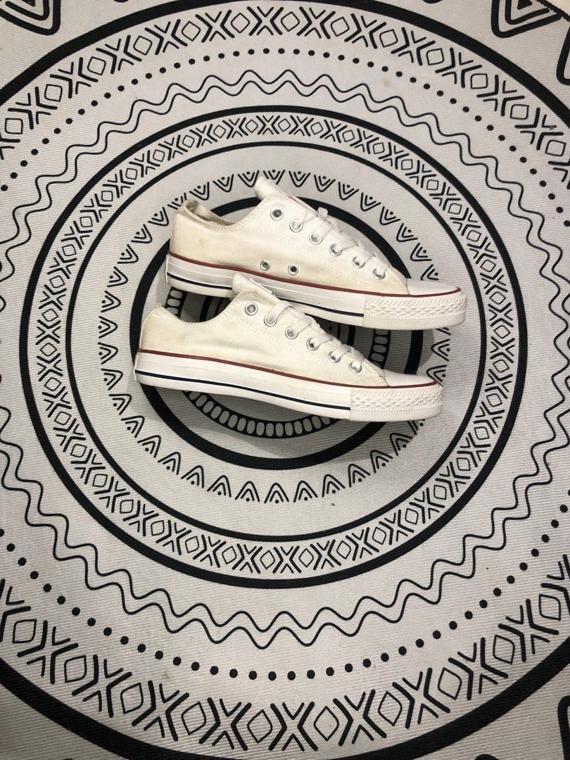 Converse Classic Low White 🔥 (Category: Sneakers) located in Quezon City. Submitted by sjts22 (Listing ID 1464932399, Image 1). Description: •Verygood condition •Good as new .