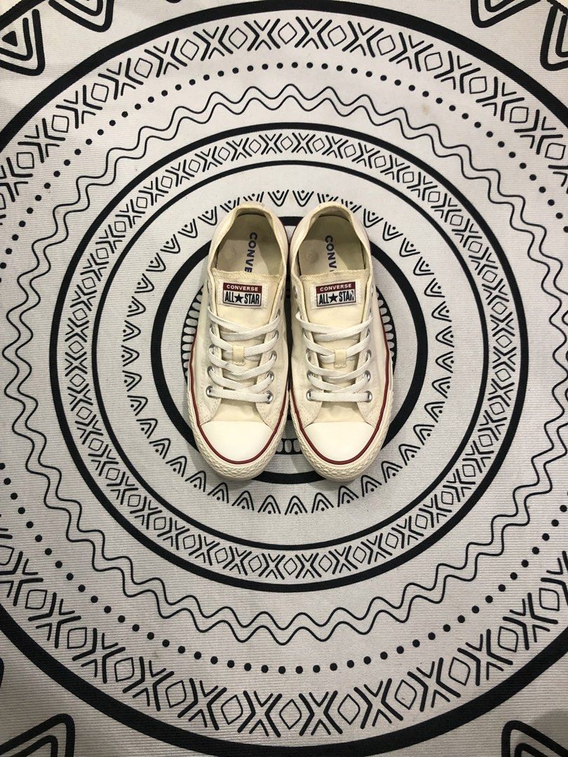 Converse Classic Low White 🔥 (Category: Sneakers) located in Quezon City. Submitted by sjts22 (Listing ID 1464935183, Image 2). Description: •Verygood condition •Good as new .