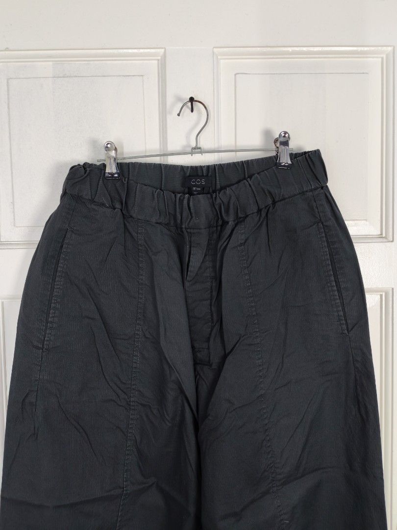 COS barrel pants (Category: Chinos) located in Manila. Submitted by potato.ph (Listing ID 1464807905, Image 2). Description: COS Dimensions: Waist 28-48 Height 37 Inseam 26 Hem 9.