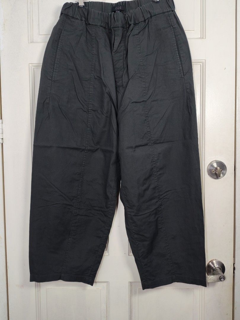 COS barrel pants (Category: Chinos) located in Manila. Submitted by potato.ph (Listing ID 1464807905, Image 3). Description: COS Dimensions: Waist 28-48 Height 37 Inseam 26 Hem 9.