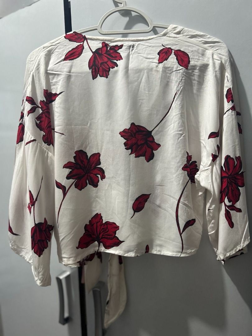 COTTON ON Floral Blouse (Category: Blouses) located in Pasig City. Submitted by ladyleslieisletavelarde4902 (Listing ID 1464850390, Image 2). Description: Beautiful white blouse with a bold red floral print and relaxed fit. Perfect for a feminine, effortless look—great for casual days or dressed-up occasions. ✨ Brand: COTTON ON Tag Size: XS / Fits XS to S Purchase direct from store. MOP: Gcash / Bank Transfer Delivery: SF shouldered by buyer .