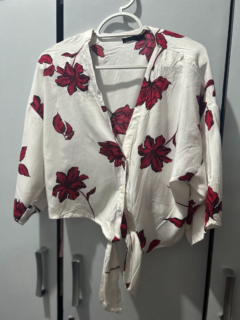 COTTON ON Floral Blouse (Category: Blouses) located in Pasig City. Submitted by ladyleslieisletavelarde4902 (Listing ID 1464850390, Image 1). Description: Beautiful white blouse with a bold red floral print and relaxed fit. Perfect for a feminine, effortless look—great for casual days or dressed-up occasions. ✨ Brand: COTTON ON Tag Size: XS / Fits XS to S Purchase direct from store. MOP: Gcash / Bank Transfer Delivery: SF shouldered by buyer .