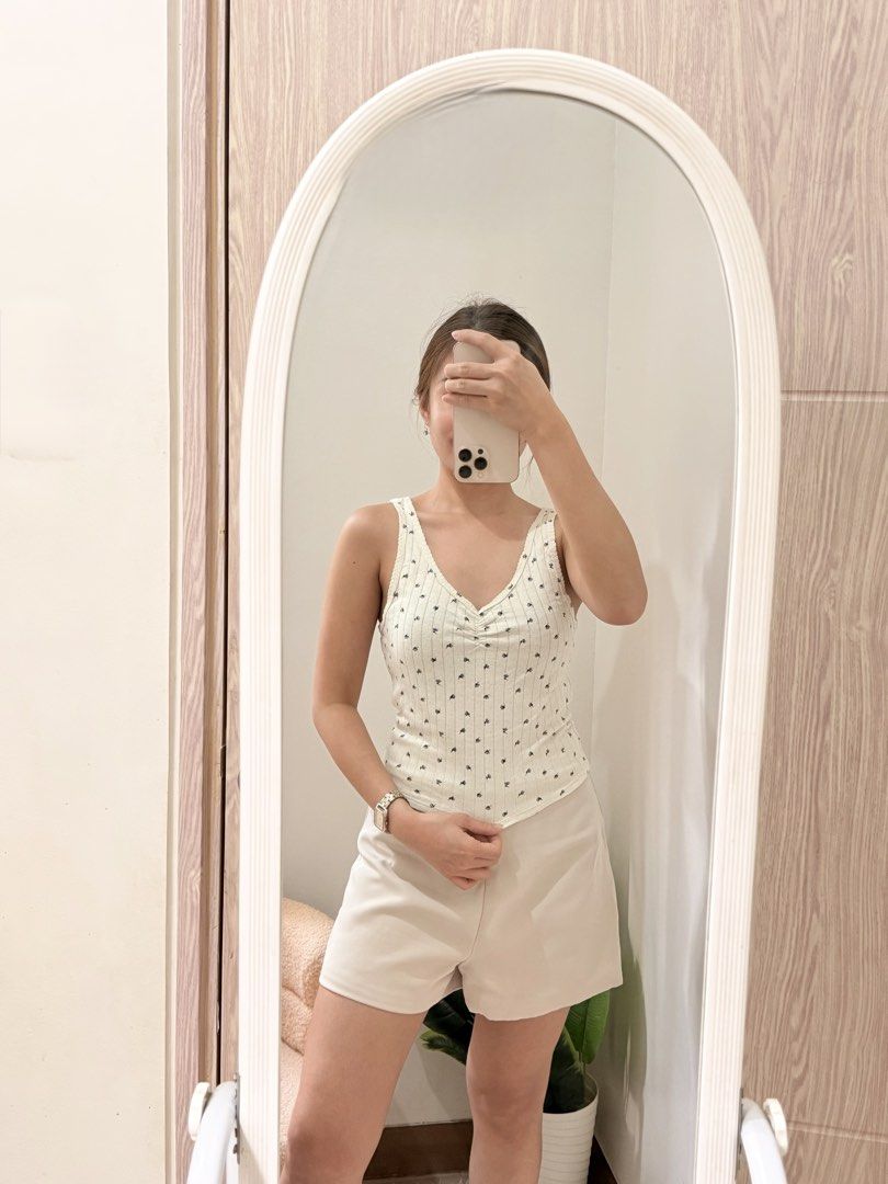 Cotton On White Knitted Top (Category: Sleeveless) located in Quezon City. Submitted by kaye_oineza (Listing ID 1464770930, Image 2). Description: 🤍 Knitted Top Small-Medium (M on tag) Brand: COTTON ON.