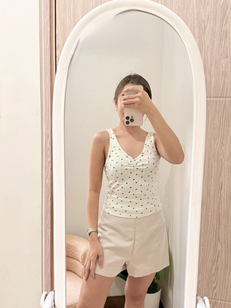 Cotton On White Knitted Top (Category: Sleeveless) located in Quezon City. Submitted by kaye_oineza (Listing ID 1464770930, Image 3). Description: 🤍 Knitted Top Small-Medium (M on tag) Brand: COTTON ON.