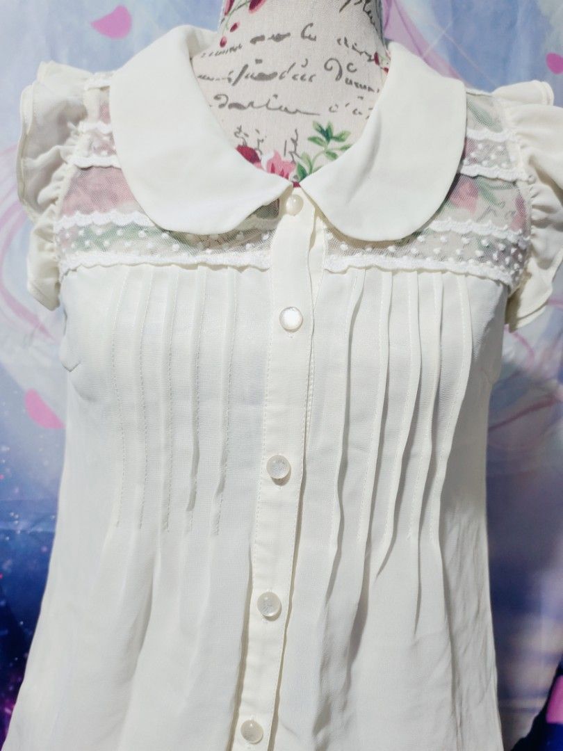 Cream apricot collared sleeveless top (Category: Blouses) located in Pateros City. Submitted by soshifem (Listing ID 1464957024, Image 2). Description: size small so pretty in actual.