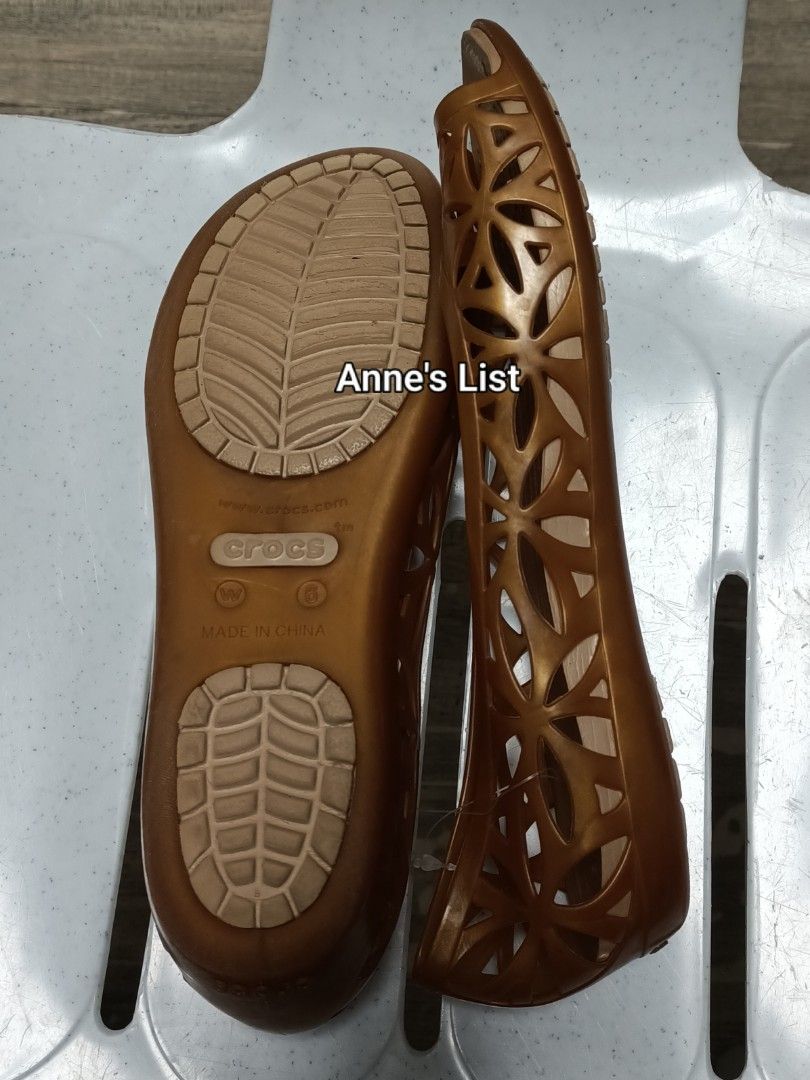 Crocs Bronze Open-Toe Jelly Flats Size 6 (Category: Flats & Sandals) located in Santa Maria. Submitted by anne_s.list (Listing ID 1464784150, Image 3). Description: - Brand/Model: Bronze Crocs Jelly Flats - Size: W6 (printed on sole) - Design: All-over floral cut-out pattern with open toe - Comfort: Iconic Crocs comfort footbed and steady grip rubber sole - Material: Waterproof and super easy to clean - Perfect for: Casual daily walks, beach trip